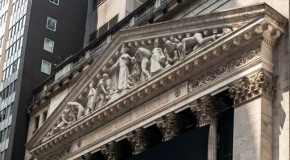 انخفاض طفيف في العقود الآجلة الأمريكية قبل تقرير الوظائف والأرباح