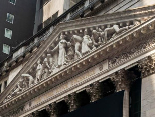 انخفاض طفيف في العقود الآجلة الأمريكية قبل تقرير الوظائف والأرباح