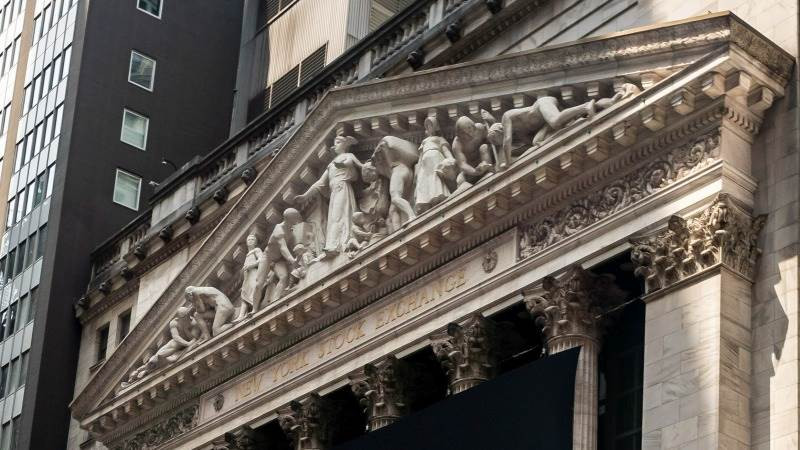 انخفاض طفيف في العقود الآجلة الأمريكية قبل تقرير الوظائف والأرباح