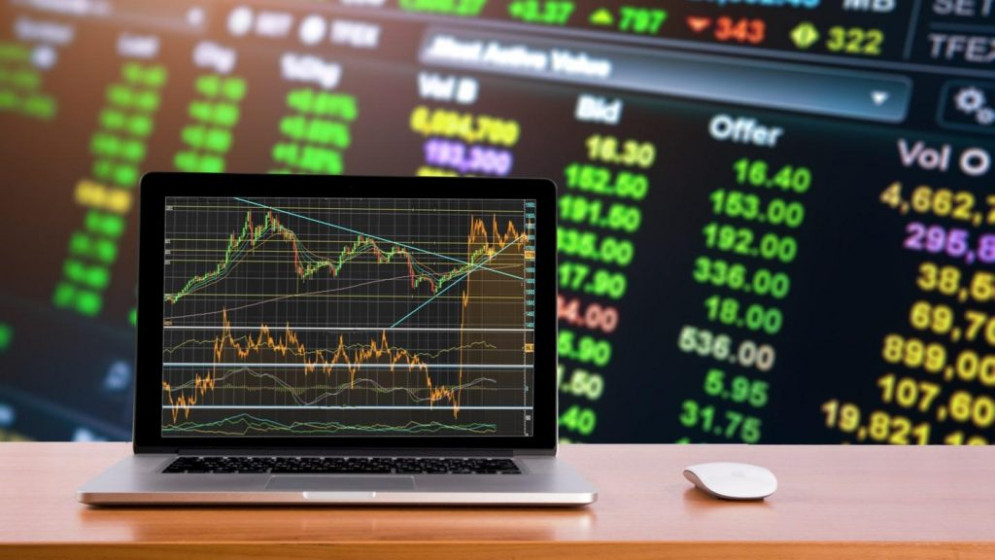 هل التداول مربح؟ اكتشف الفرق بين التداول والاستثمار وأيهما أنسب لك
